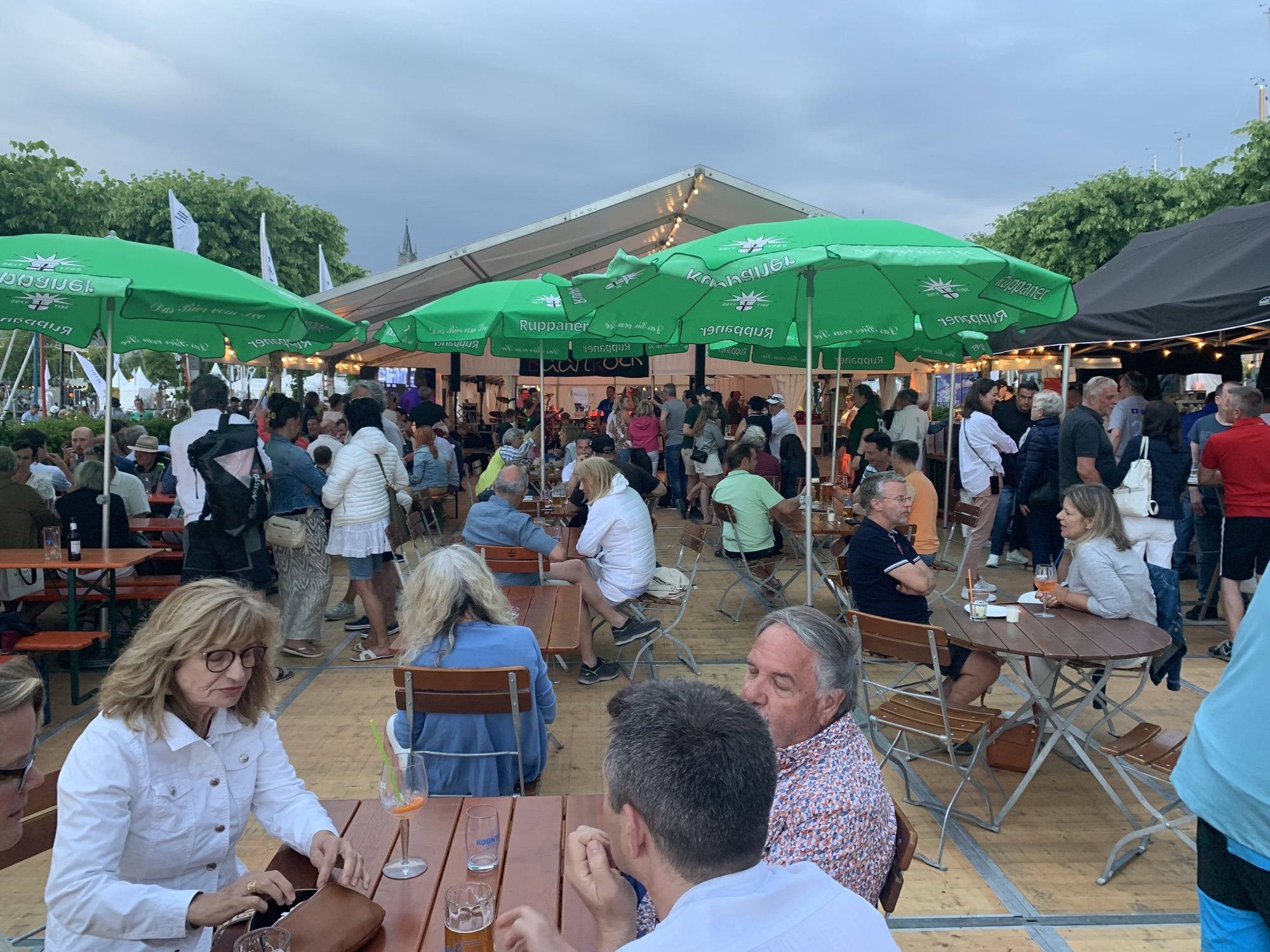 Gut besuchtes Festgelände am Abend
