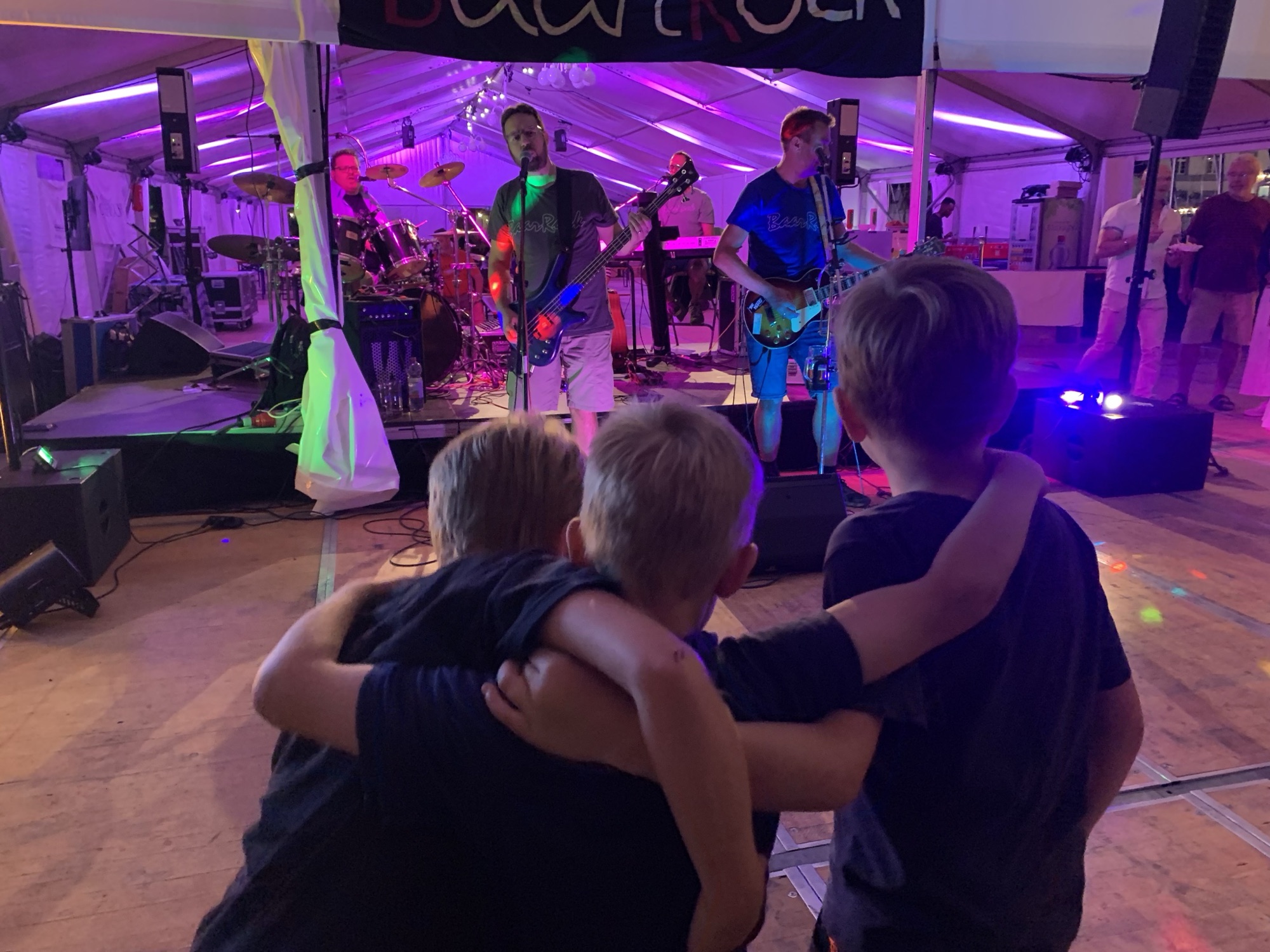 Gäste Arm in Arm vor der Bühne