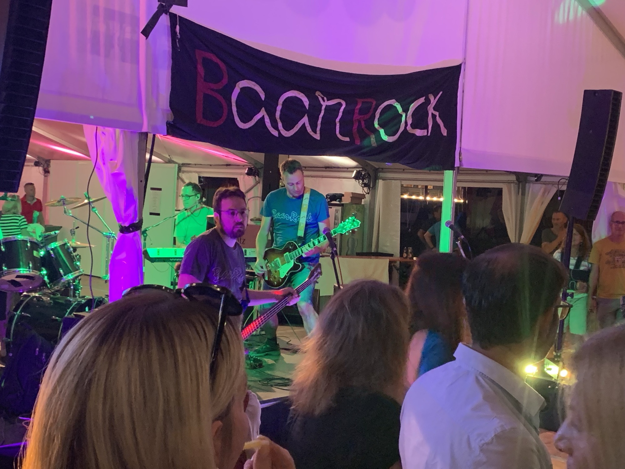 Publikum vor der Bühne, BaarRock-Banner